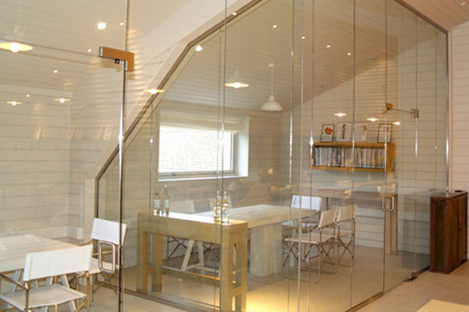 Стеклянные двери и перегородки купить в Минске c доставкой.